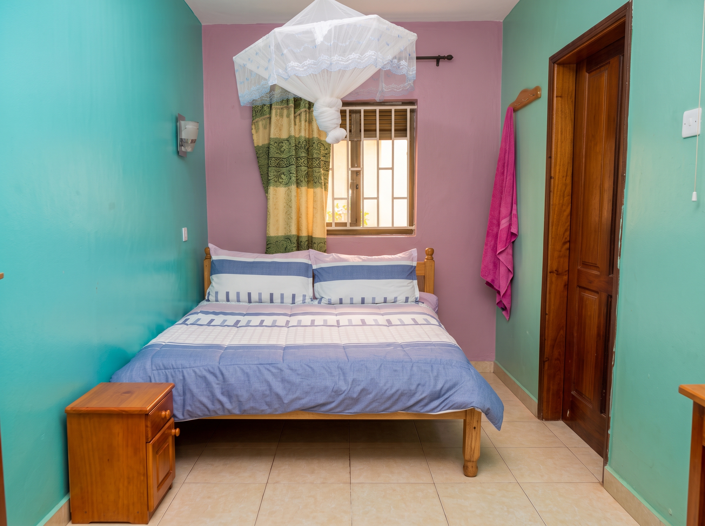 Executive overnight room with mosquito-net bed